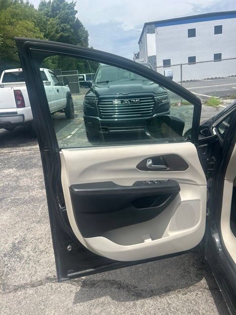 Used 2017 Chrysler Pacifica Touring-L Plus w/ Advanced Safetytec Group FWD image 12