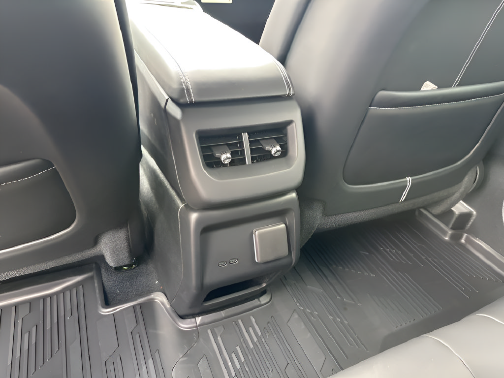 Used 2026 Cadillac Optiq Sport 1 w/ LPO, Floor Liner Package AWD/4WD image 21