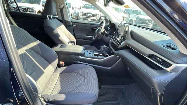 Used 2024 Toyota Highlander LE AWD/4WD image 11