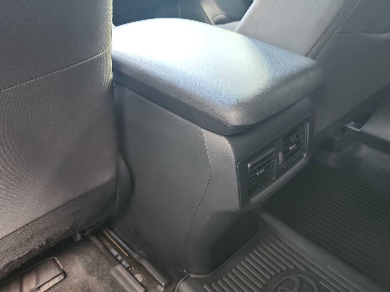 Used 2022 Toyota RAV4 LE FWD image 21