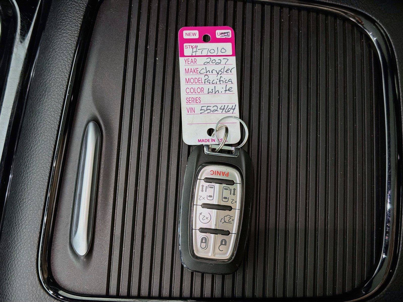 Used 2027 Chrysler Pacifica Limited FWD image 4