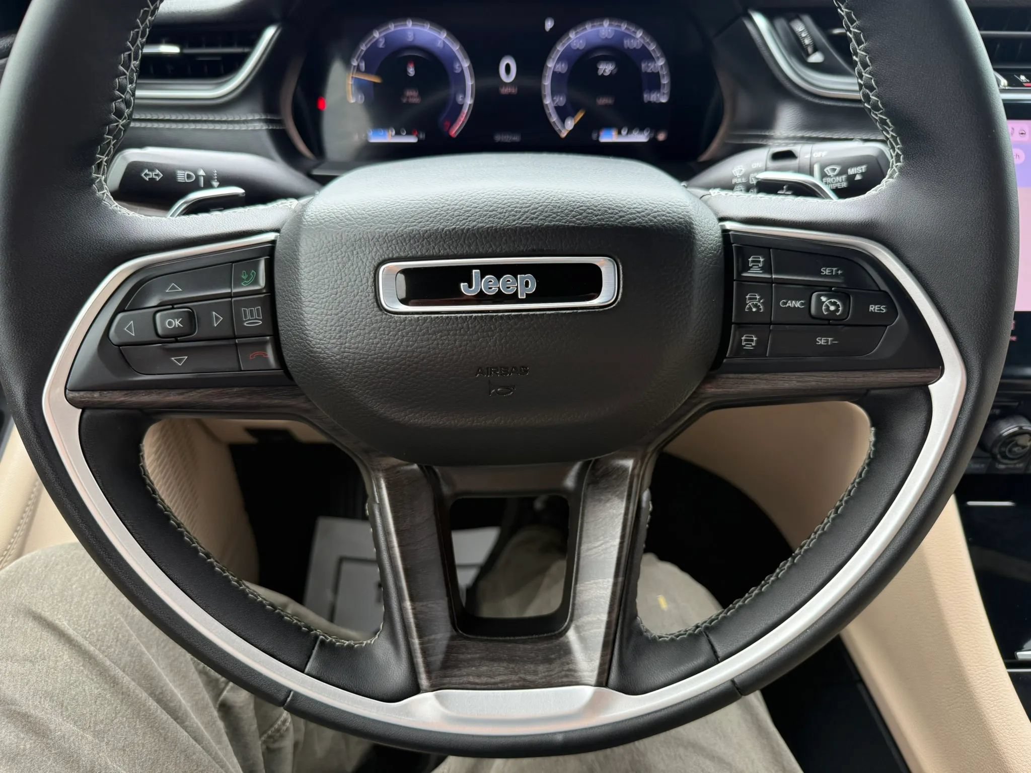 Used 2025 Jeep Grand Cherokee L Limited w/ Luxury Tech Group II AWD/4WD image 14