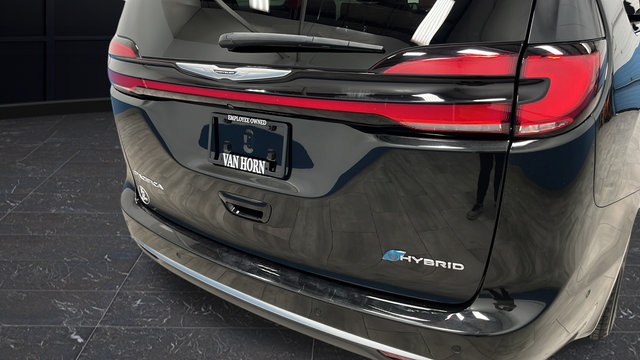 Used 2023 Chrysler Pacifica Pinnacle FWD image 42