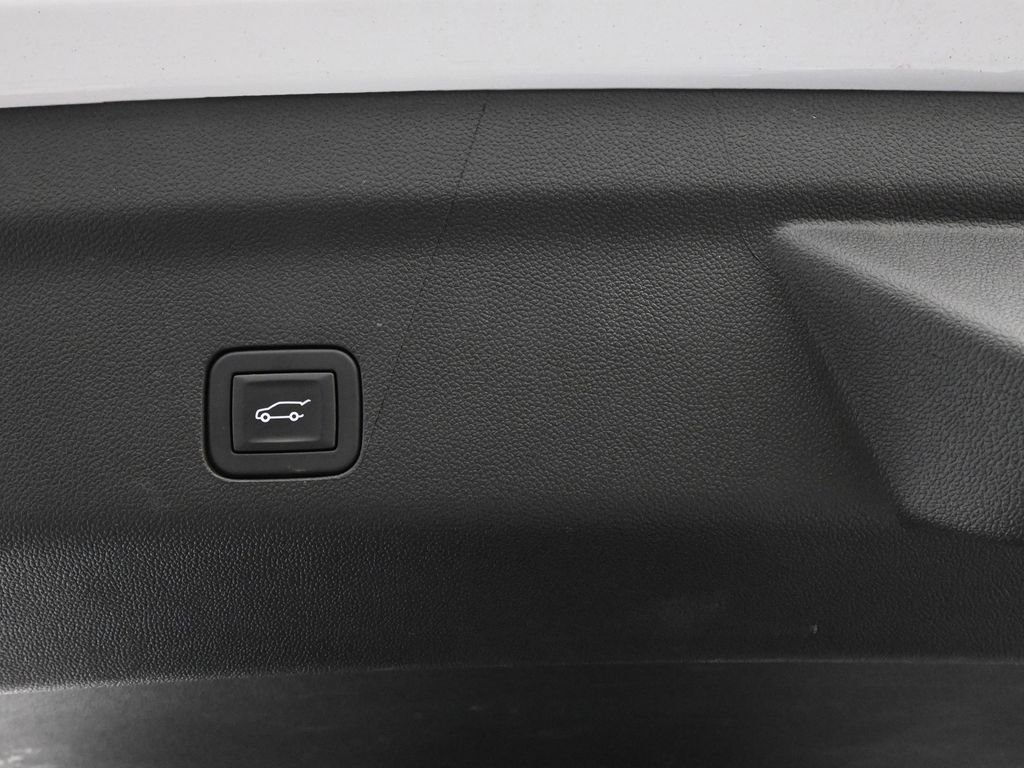 Used 2025 GMC Yukon XL Denali image 31