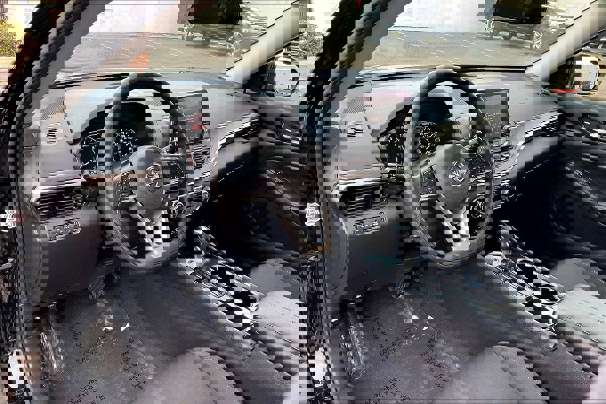 Used 2024 Nissan Altima 2.5 SV image 11