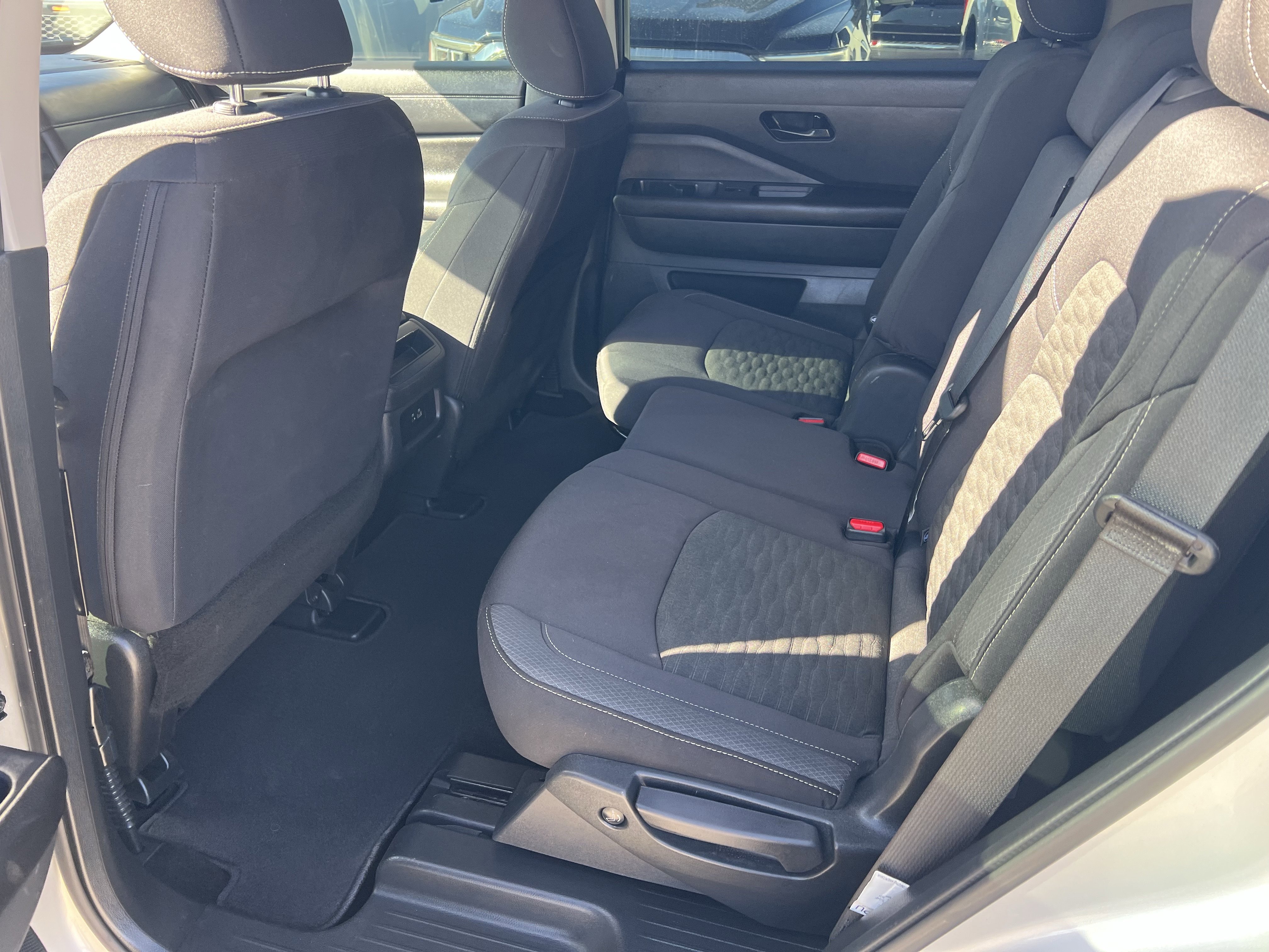 Used 2024 Nissan Pathfinder S image 15