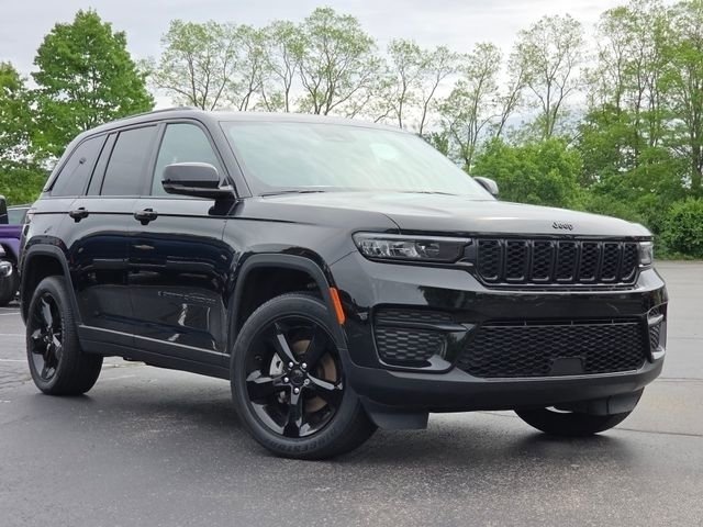 Used 2024 Jeep Grand Cherokee Altitude AWD/4WD image 2