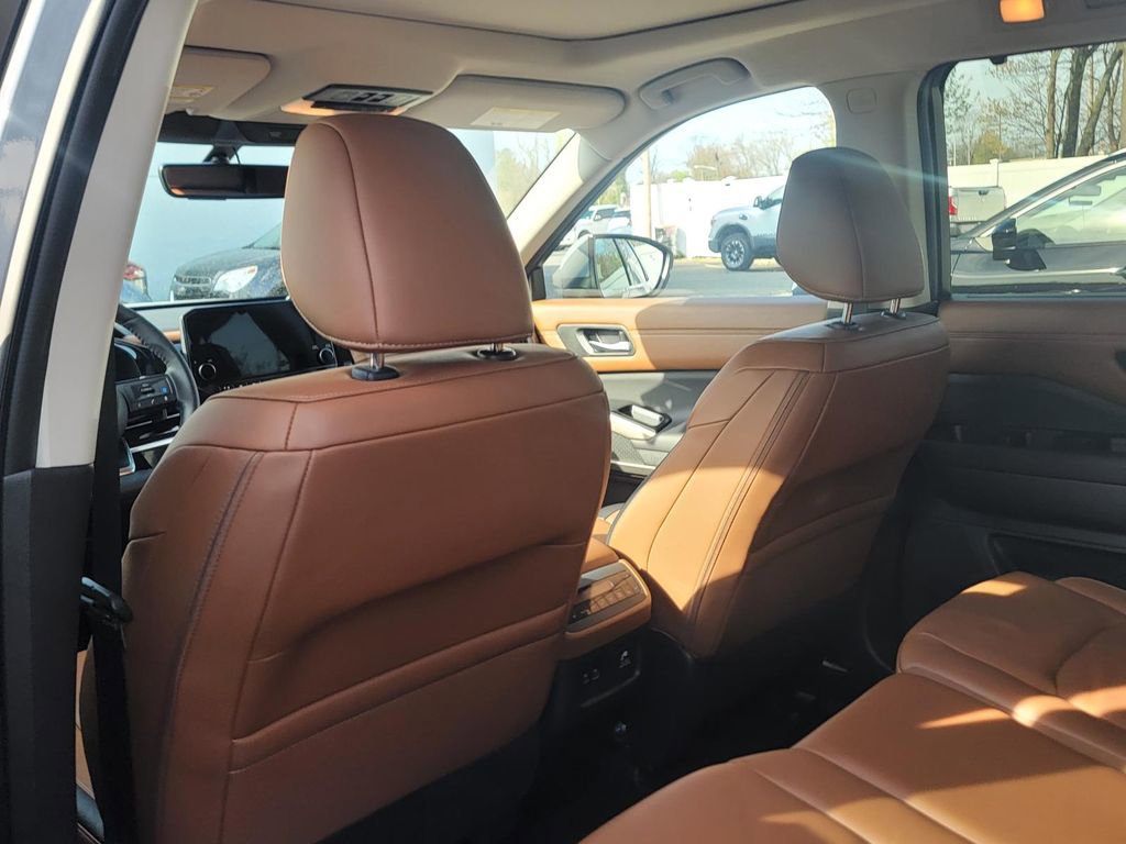 Used 2024 Nissan Pathfinder Platinum AWD/4WD image 12