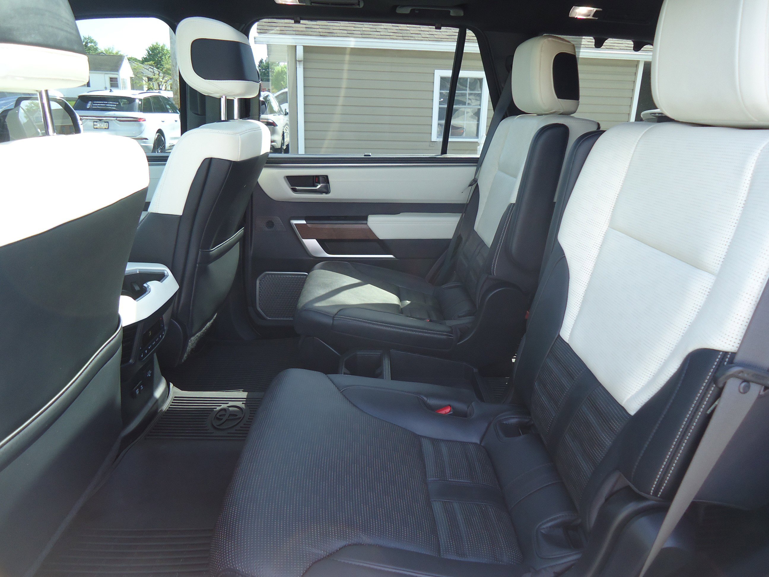 Used 2023 Toyota Sequoia Capstone AWD/4WD image 33