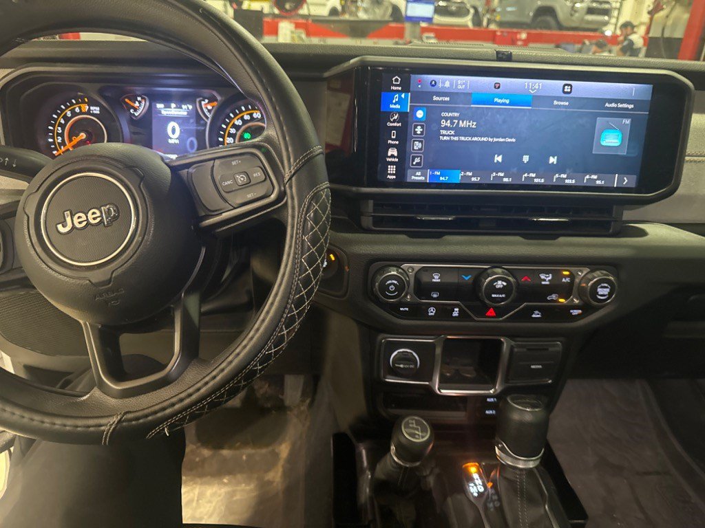 Used 2024 Jeep Gladiator Sport AWD/4WD image 2