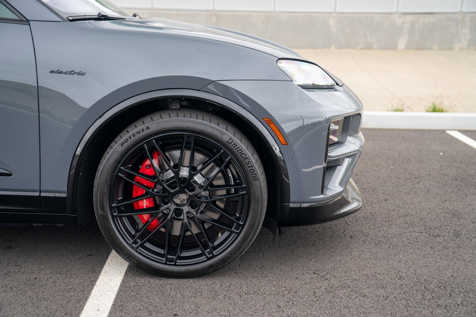 Certified 2025 Porsche Macan Turbo Electric AWD/4WD image 9