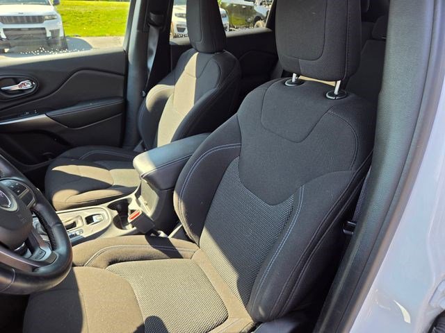 Used 2020 Jeep Cherokee Latitude w/ Cold Weather Group AWD/4WD image 2