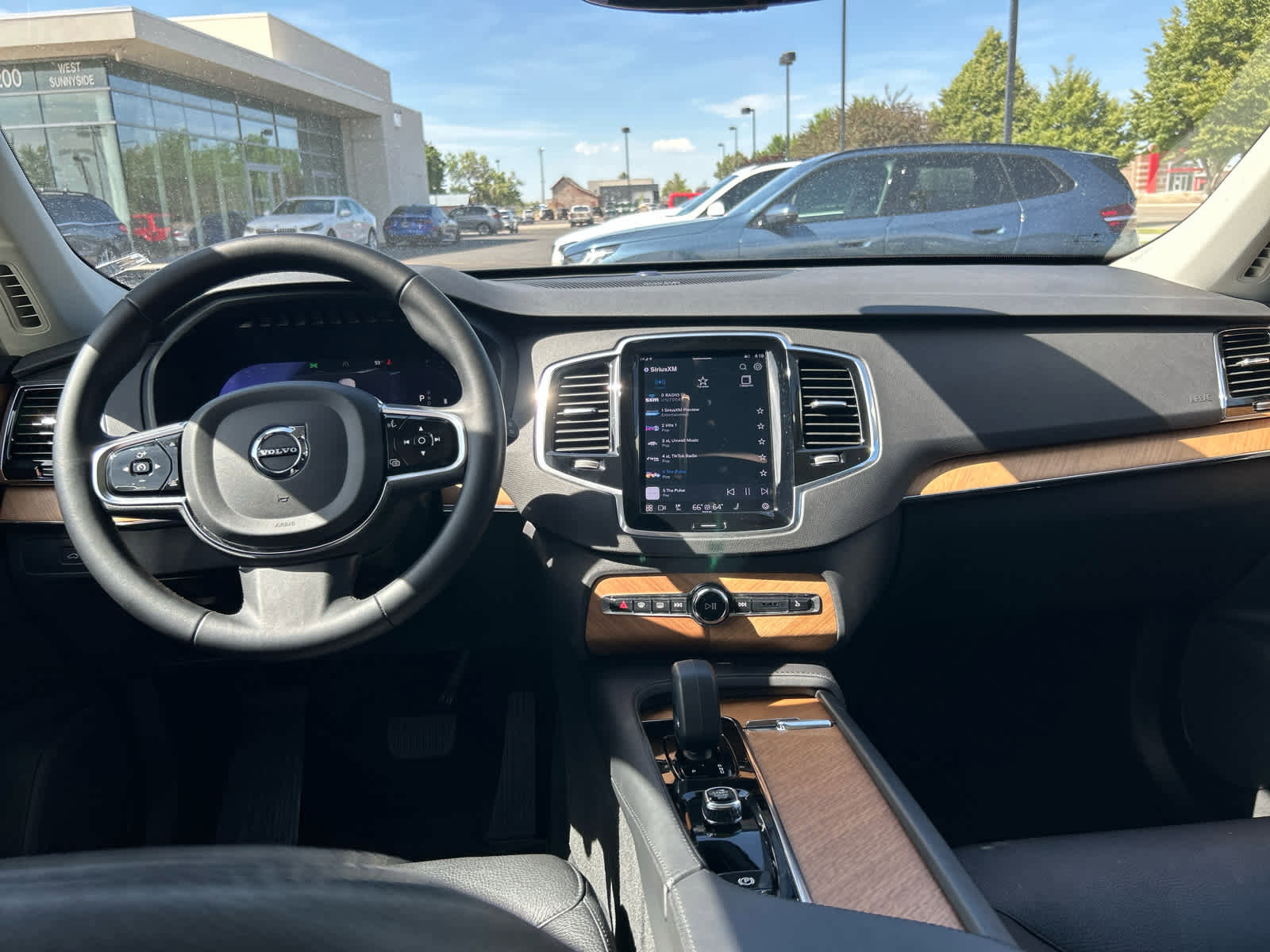 Used 2023 Volvo XC90 B6 Plus image 17