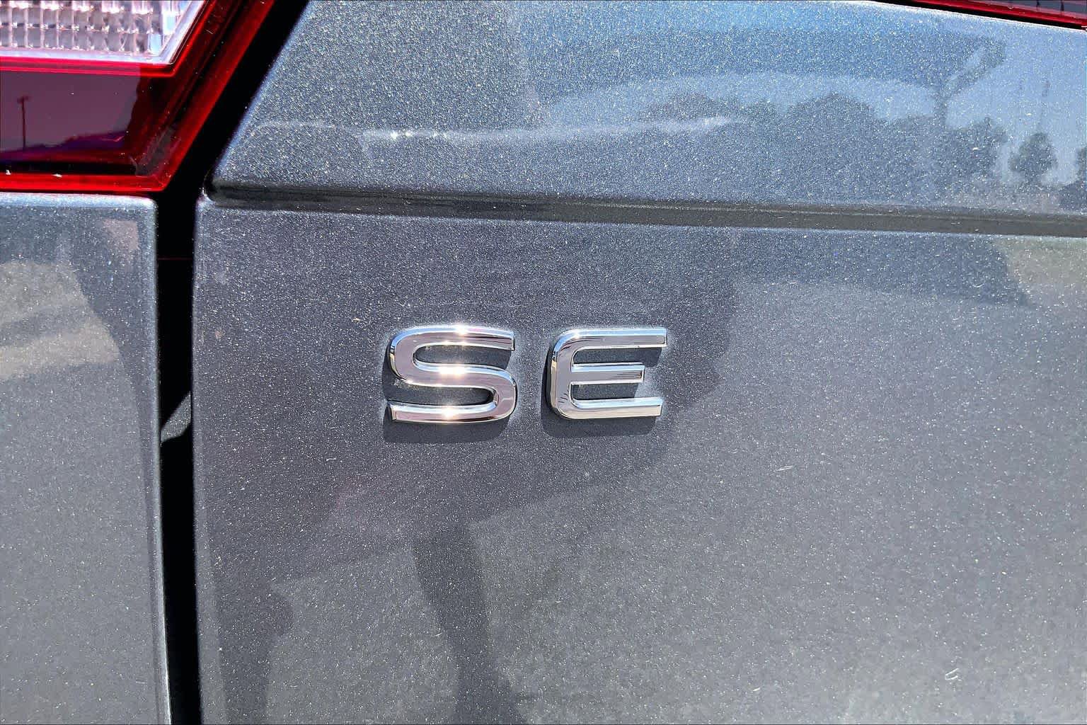 Used 2024 Volkswagen Tiguan SE R-Line FWD image 9
