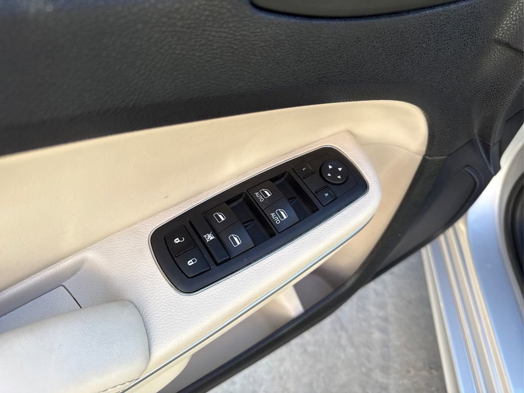 Used 2022 Chrysler 300 Touring L image 35