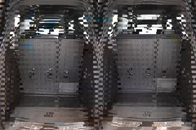 Used 2025 GMC Yukon Denali w/ Denali Reserve Package image 18