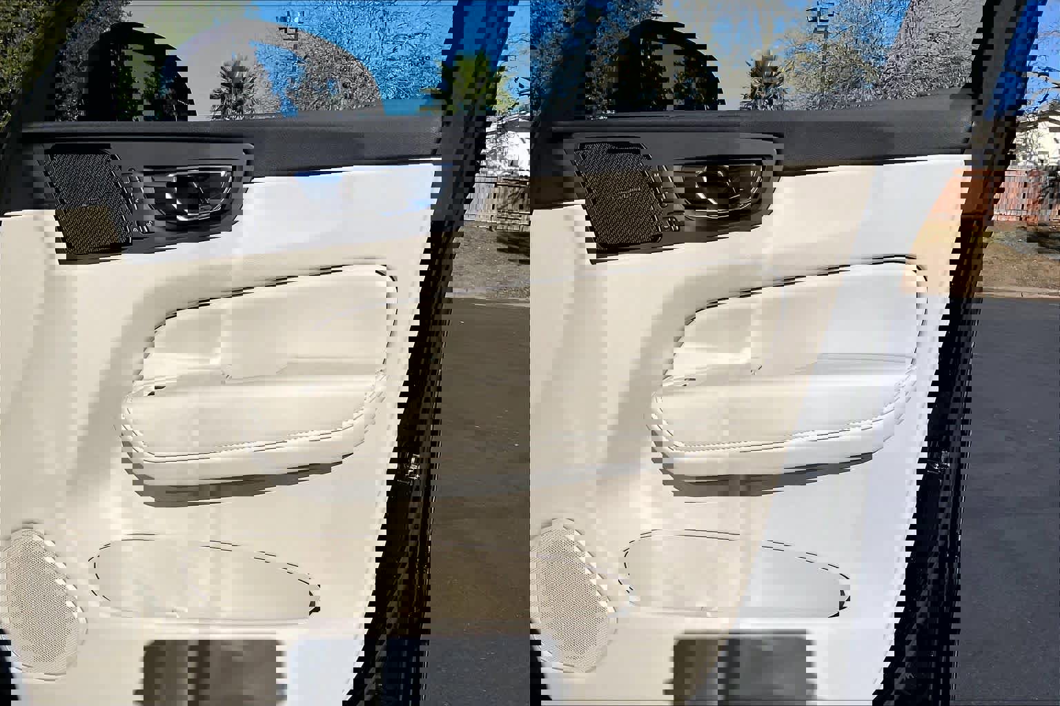 Used 2023 Volvo XC60 T8 Ultimate w/ Climate Package image 28