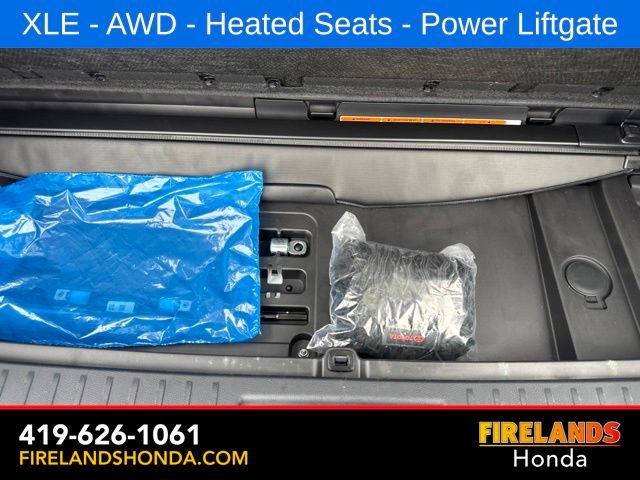 Used 2024 Toyota Highlander XLE AWD/4WD image 40