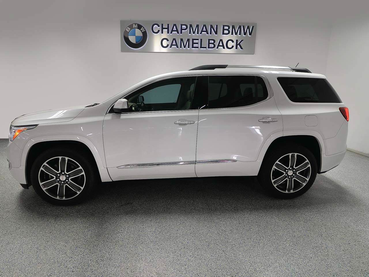 Used 2018 GMC Acadia Denali w/ Technology Package FWD image 3