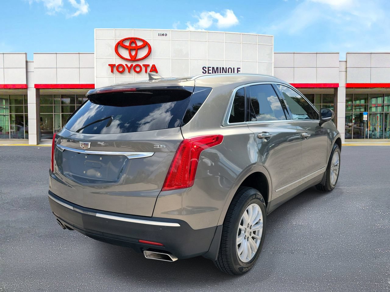 Used 2019 Cadillac XT5 FWD image 3