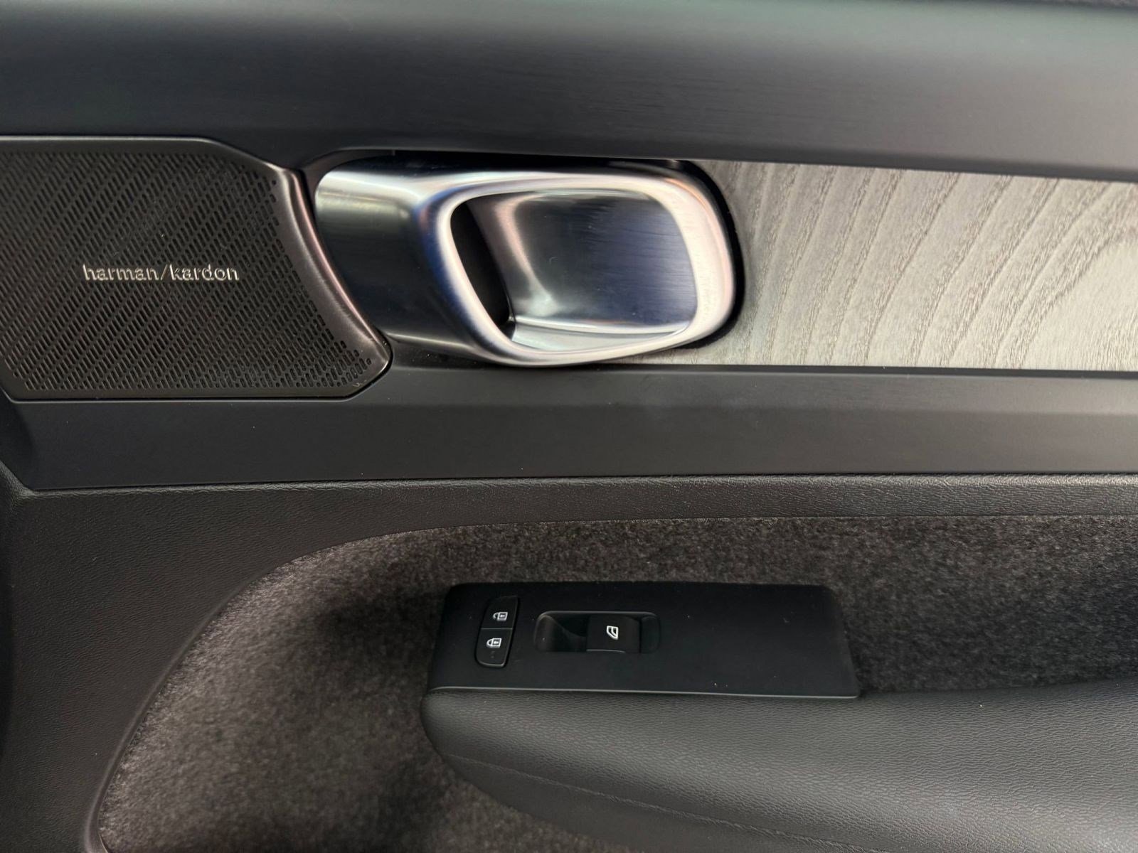 Used 2024 Volvo XC40 B5 Plus image 22