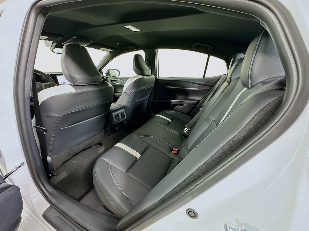Used 2026 Toyota Camry SE image 4