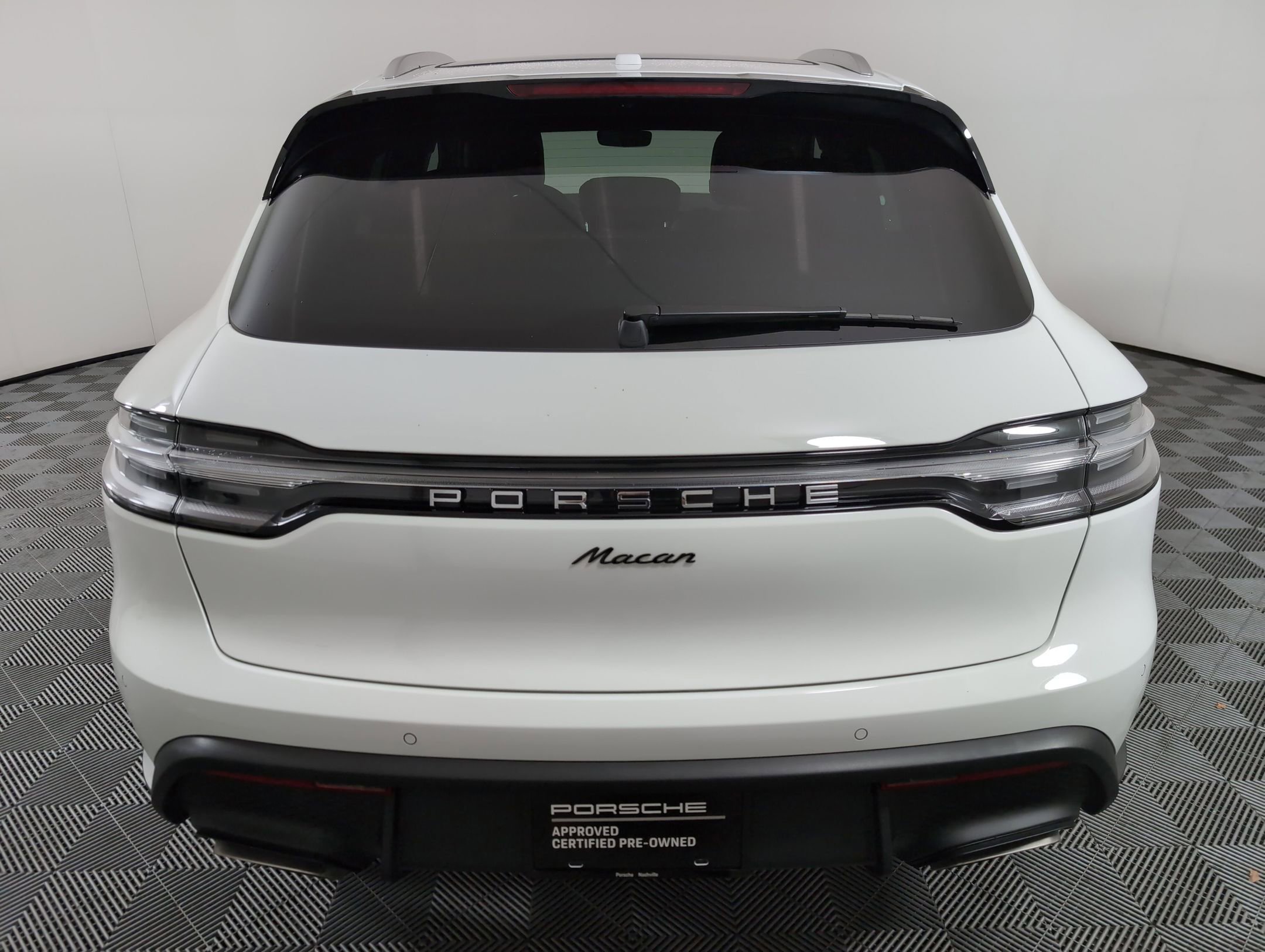 Certified 2025 Porsche Macan image 11