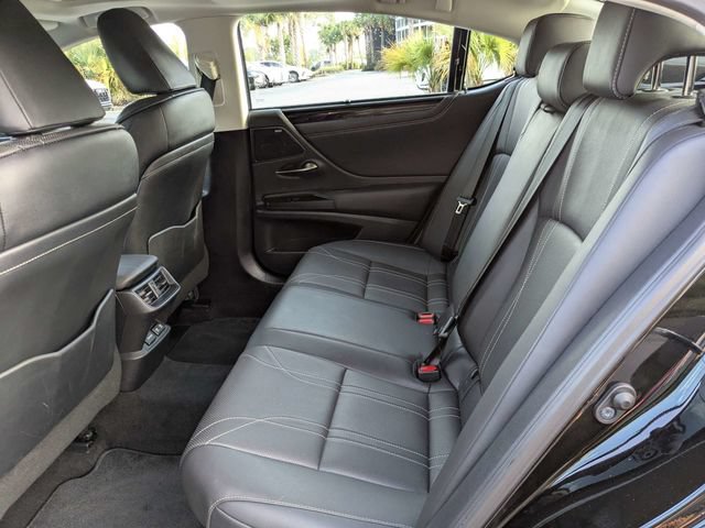 Used 2019 Lexus ES 300h Ultra Luxury w/ Accessory Package 2 FWD image 16