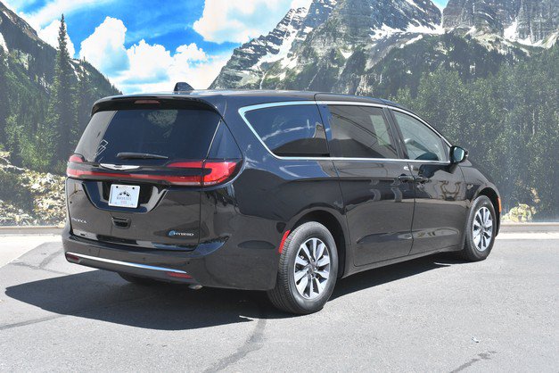 Used 2024 Chrysler Pacifica Limited FWD image 3