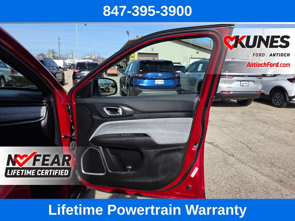 Used 2025 Jeep Compass Latitude image 30