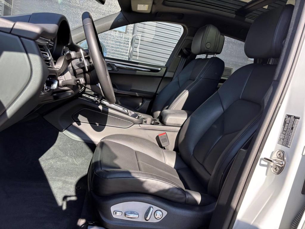 Certified 2025 Porsche Macan image 16