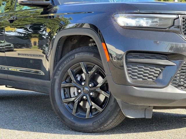 Used 2024 Jeep Grand Cherokee Altitude AWD/4WD image 2