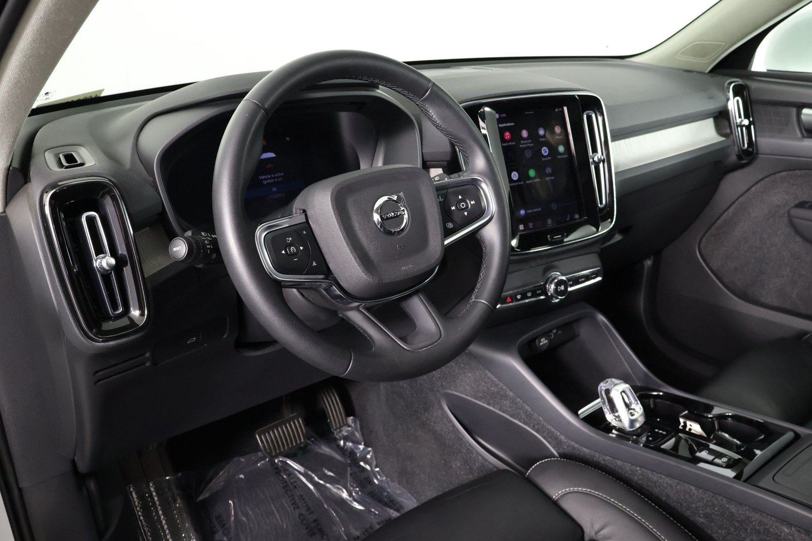 Certified 2023 Volvo XC40 B5 Plus w/ Driver Assist Package AWD/4WD image 14
