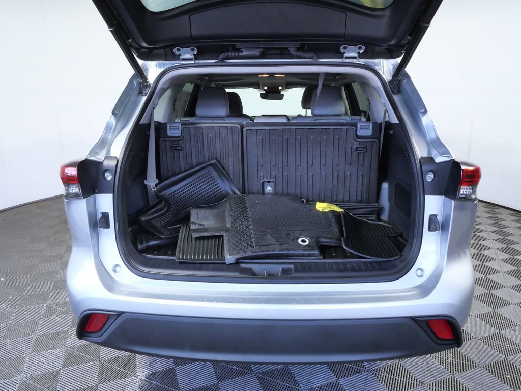 Used 2020 Toyota Highlander XLE image 10