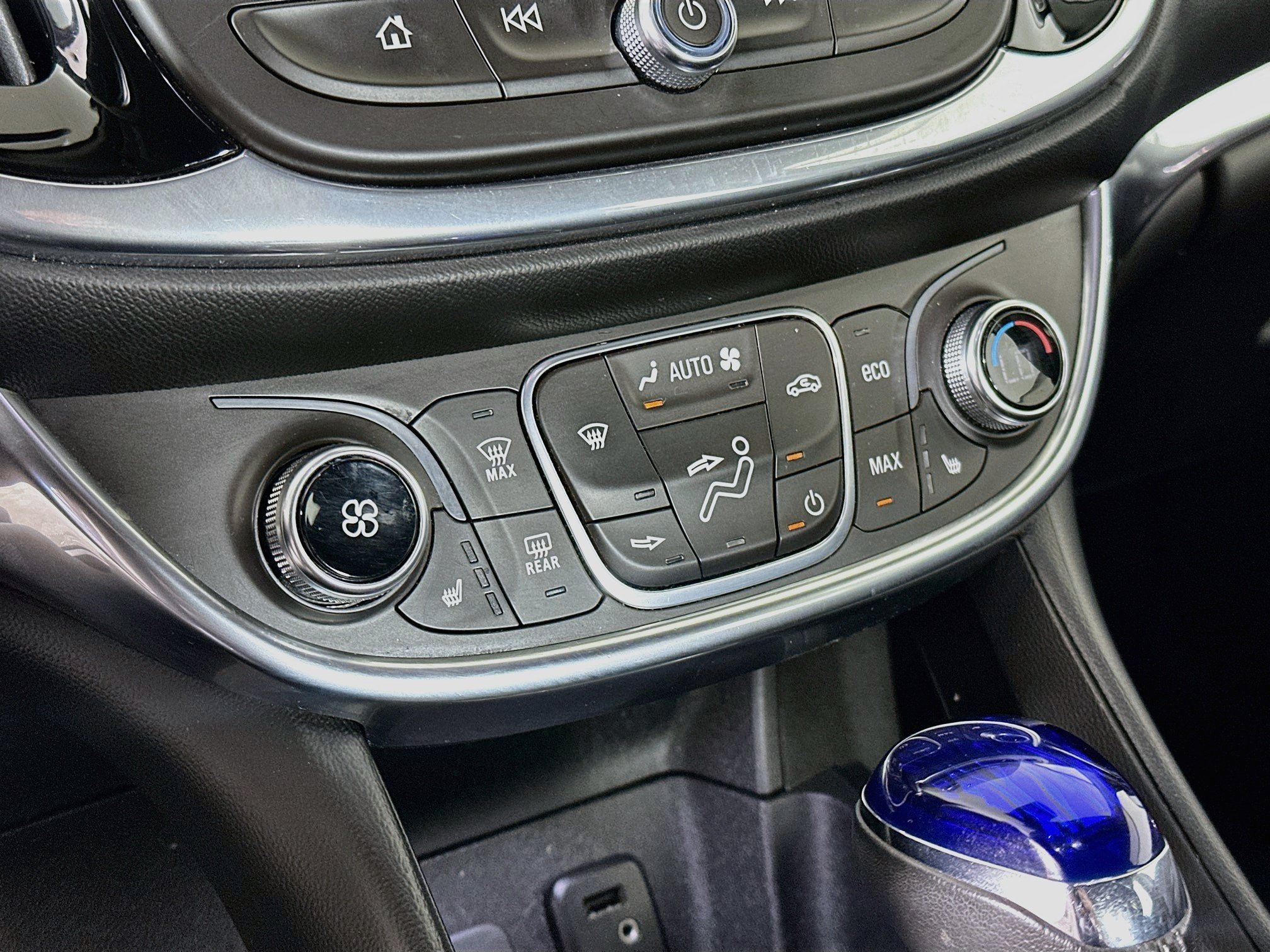 Used 2018 Chevrolet Volt Premier w/ Driver Confidence Package FWD image 24