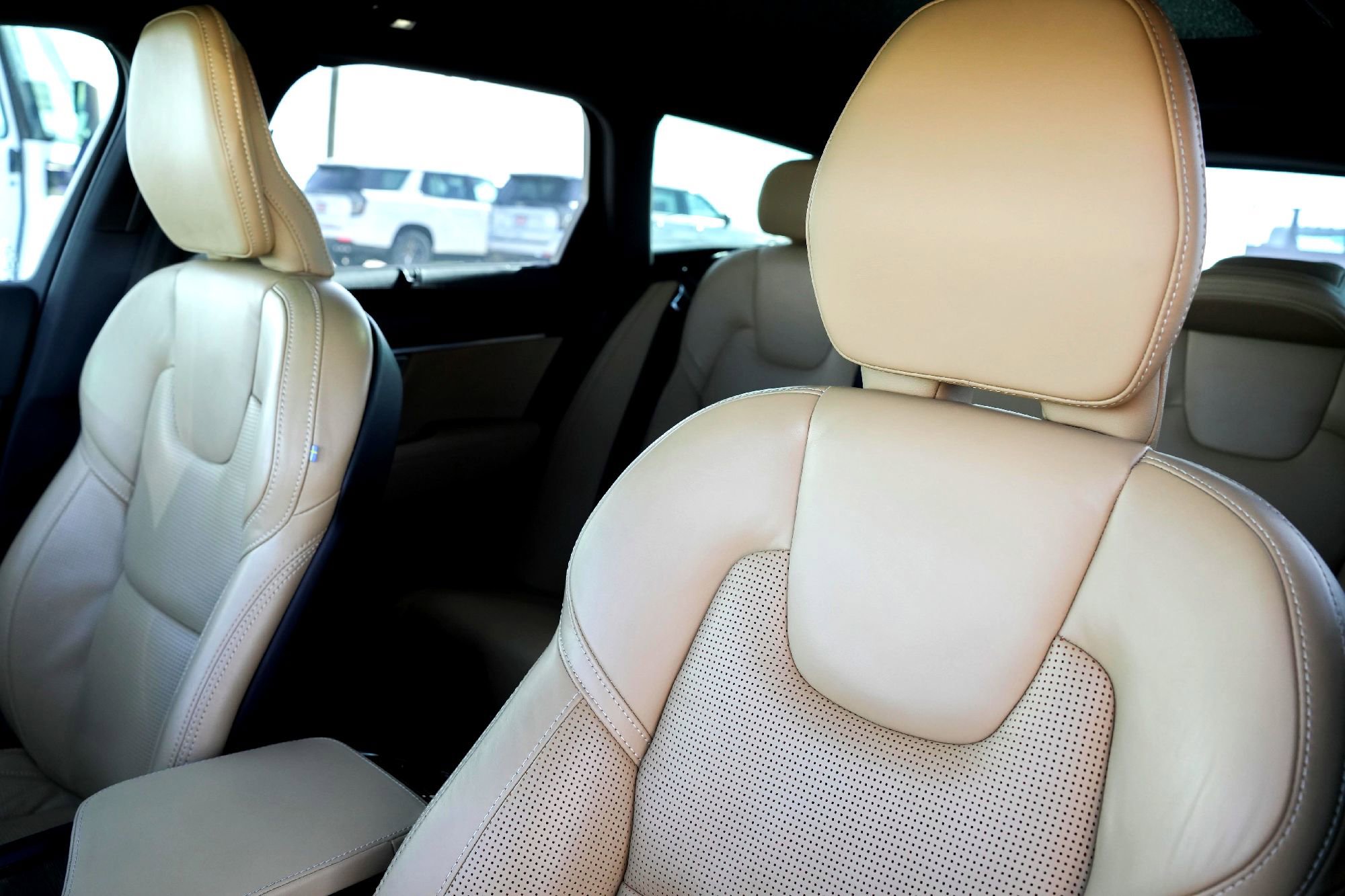 Used 2023 Volvo V90 B6 Cross Country Ultimate image 13