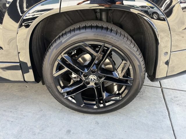 Certified 2025 Volkswagen Tiguan SE R-Line FWD image 6