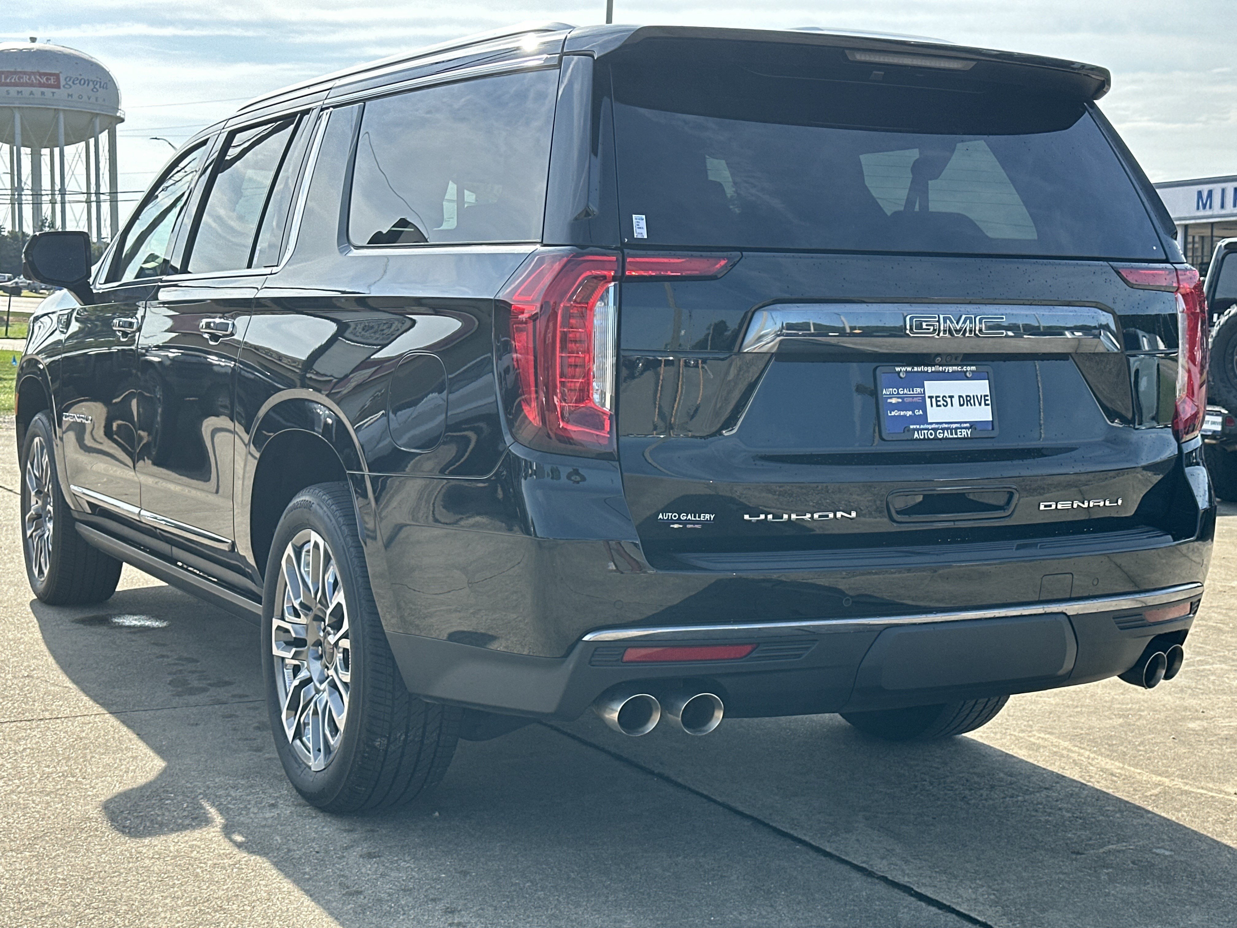 Certified 2023 GMC Yukon XL Denali Ultimate AWD/4WD image 8