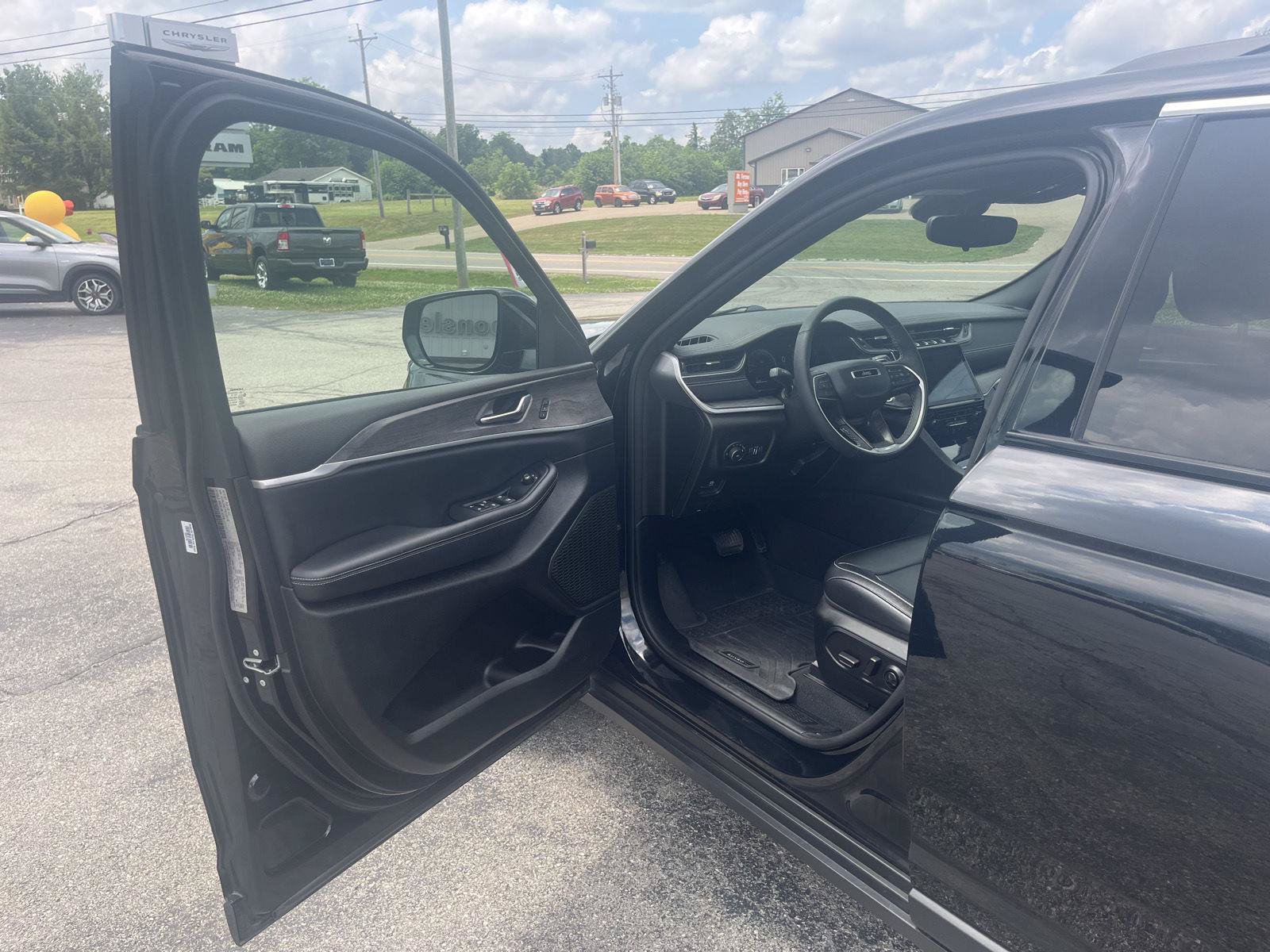 Used 2024 Jeep Grand Cherokee Limited AWD/4WD image 12