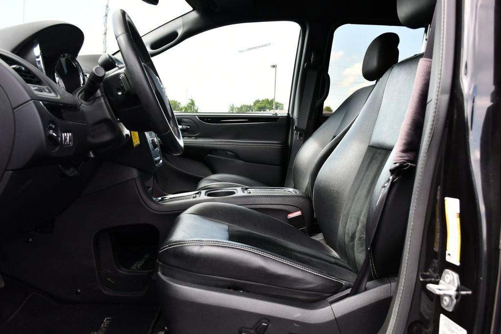 Used 2016 Dodge Grand Caravan SXT FWD image 12