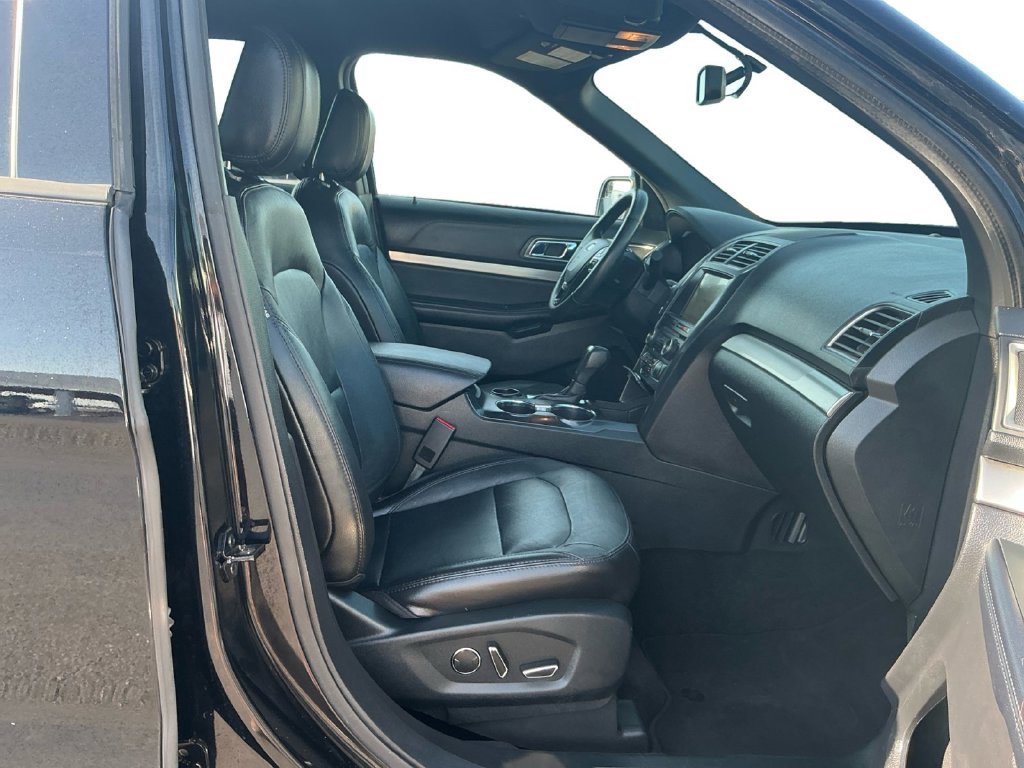 Used 2018 Ford Explorer XLT w/ Equipment Group 202A FWD image 22