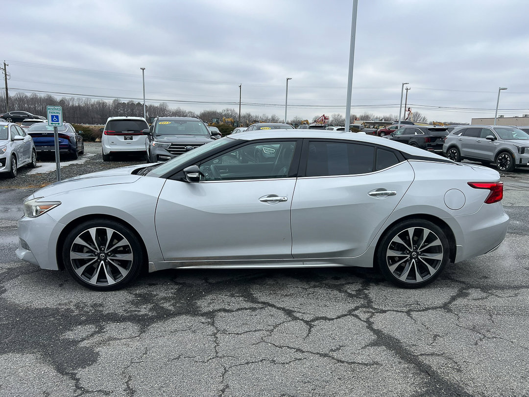 Used 2017 Nissan Maxima SR image 2
