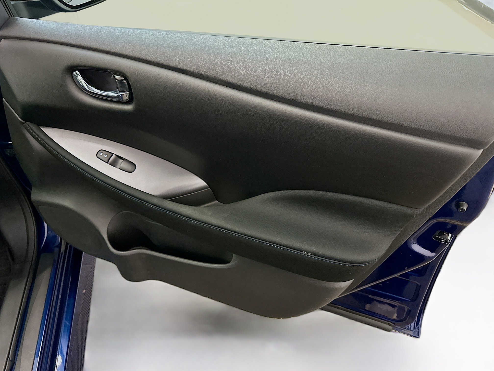 Used 2025 Nissan Leaf S image 32