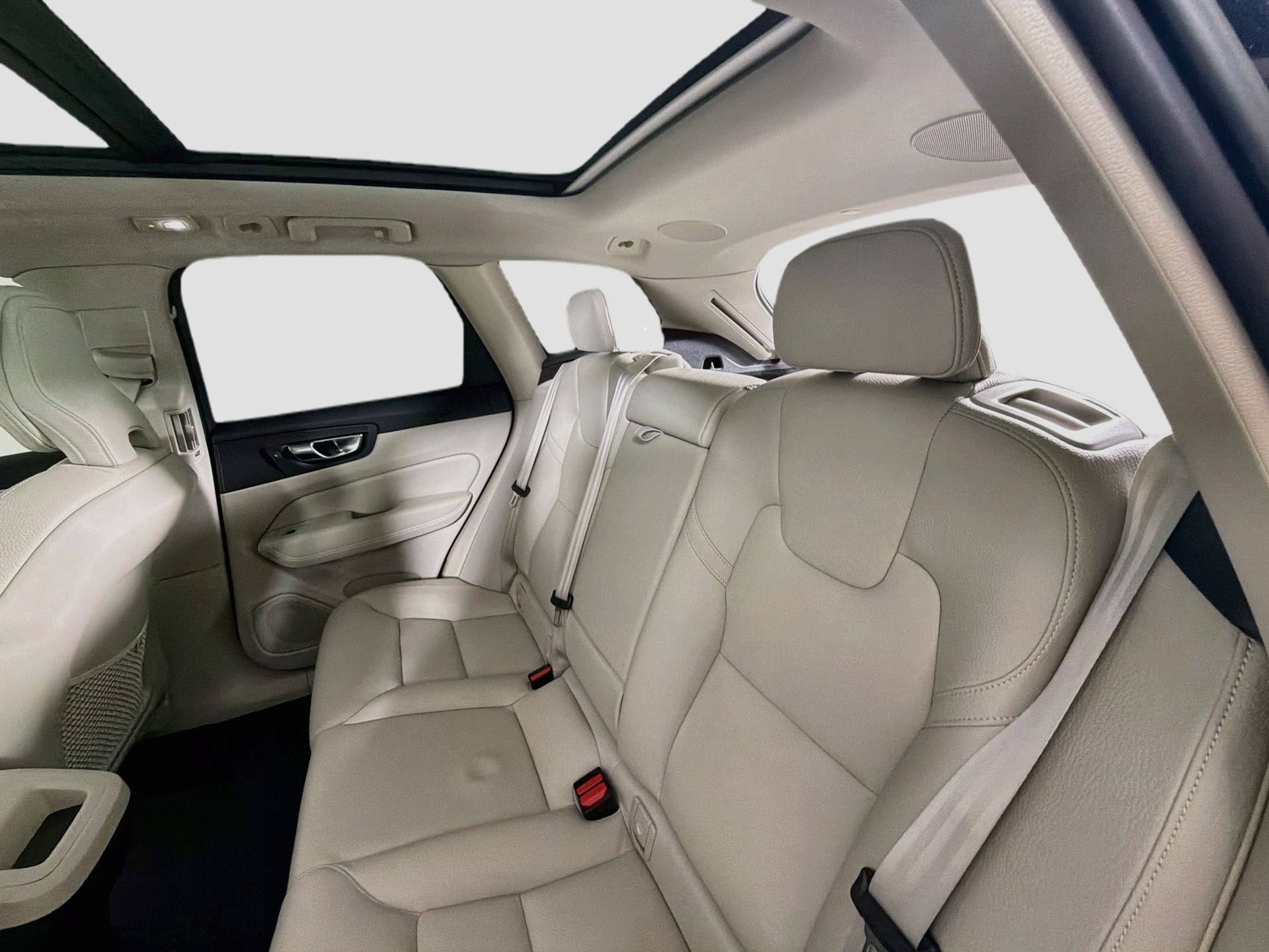 Certified 2023 Volvo XC60 B5 Plus w/ Protection Package Premier FWD image 26