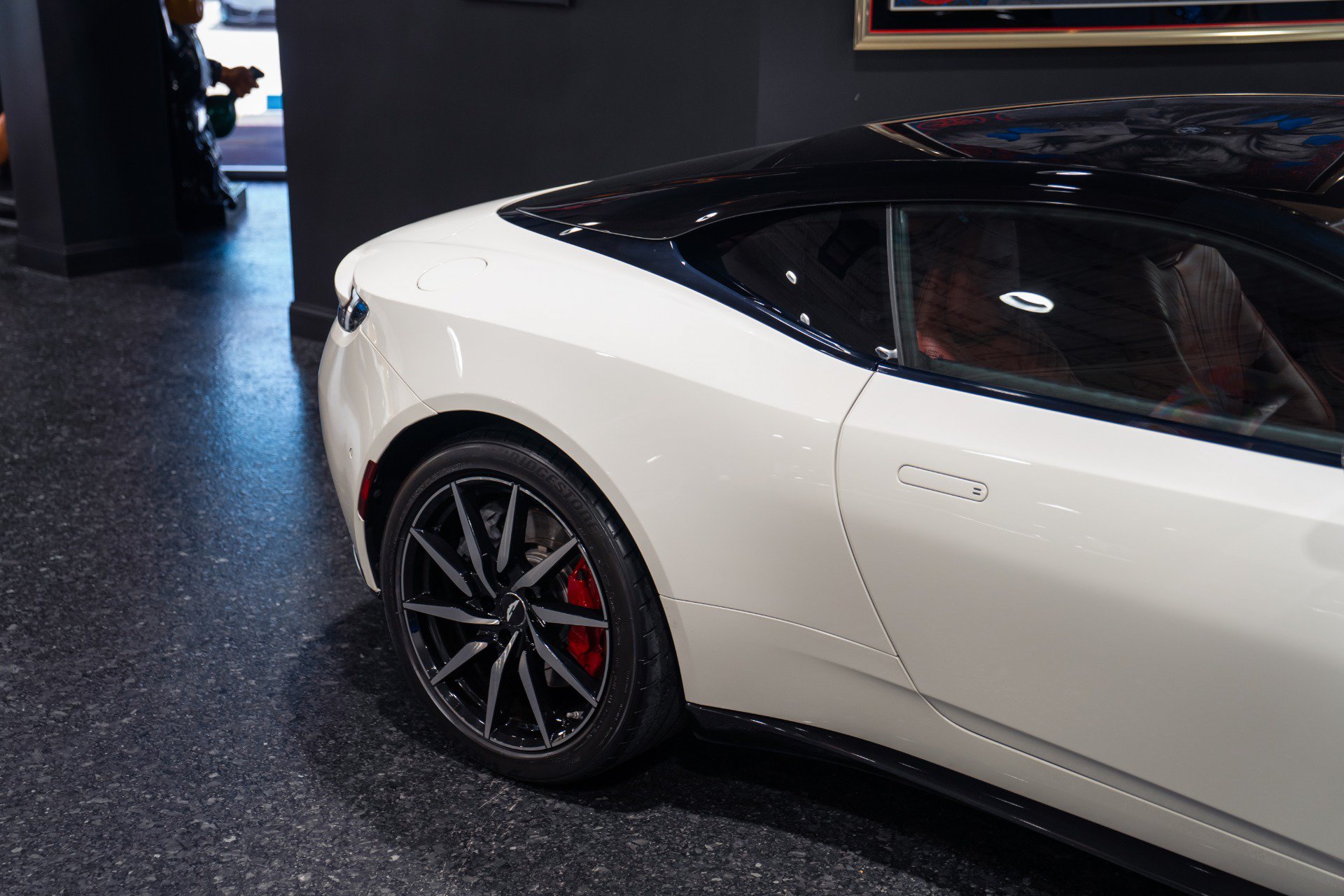 Used 2018 Aston Martin DB11 V12 RWD image 17