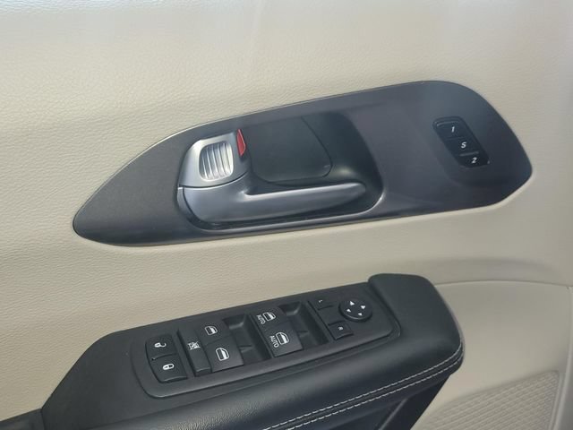Certified 2024 Chrysler Pacifica Touring-L FWD image 7