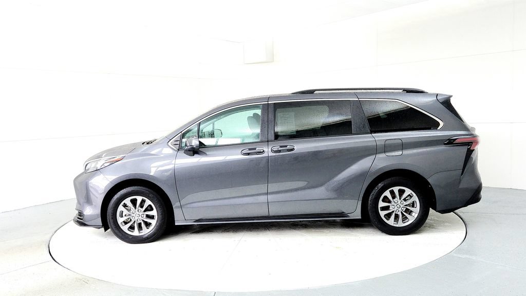 Used 2025 Toyota Sienna LE AWD/4WD image 3