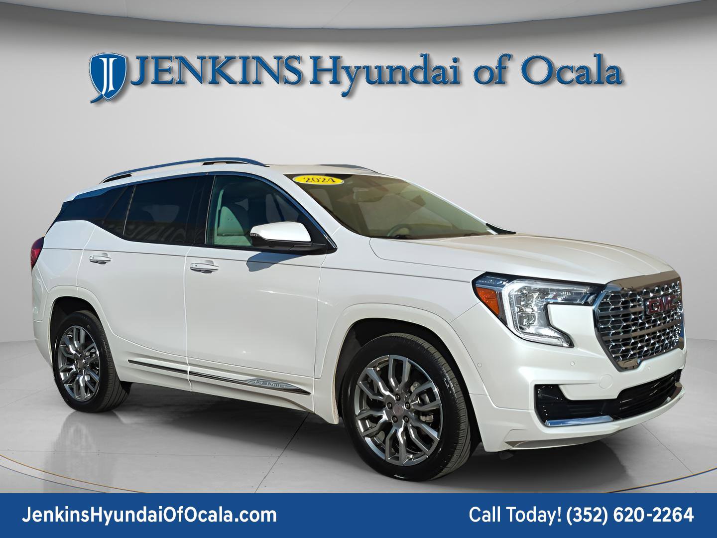 Used 2024 GMC Terrain Denali w/ Denali Premium Package image 1