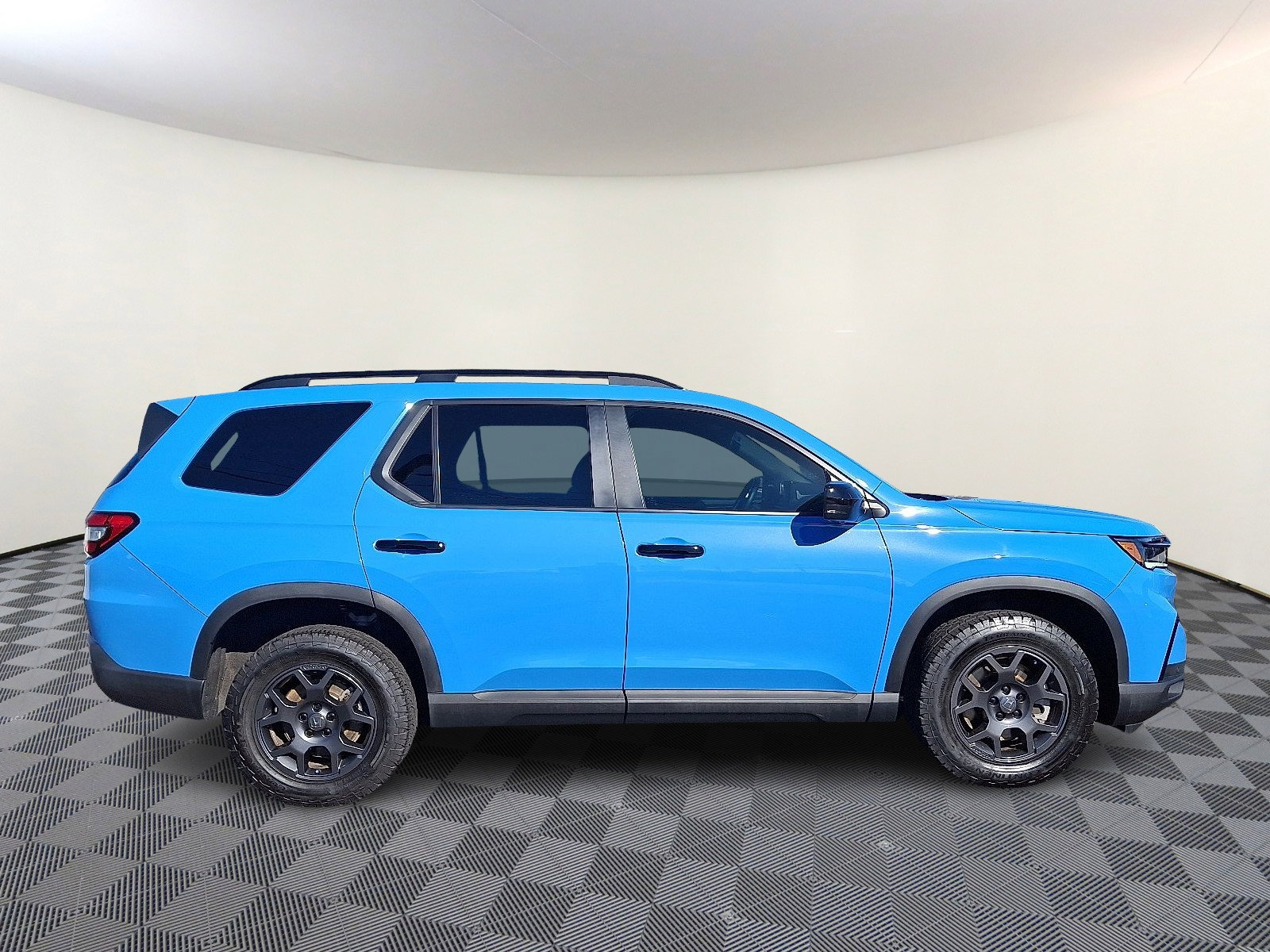 Used 2025 Honda Pilot TrailSport image 8