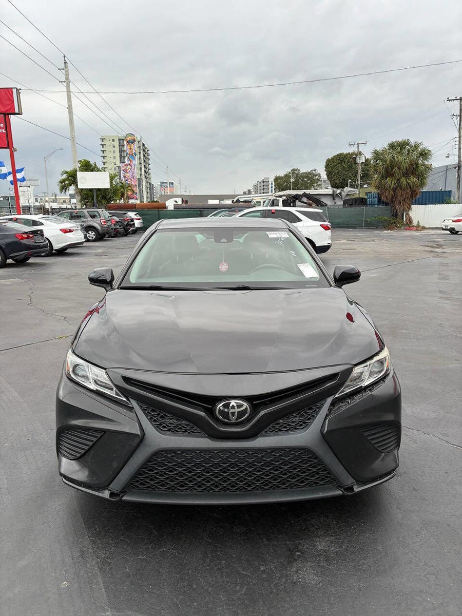 Used 2020 Toyota Camry SE FWD image 1